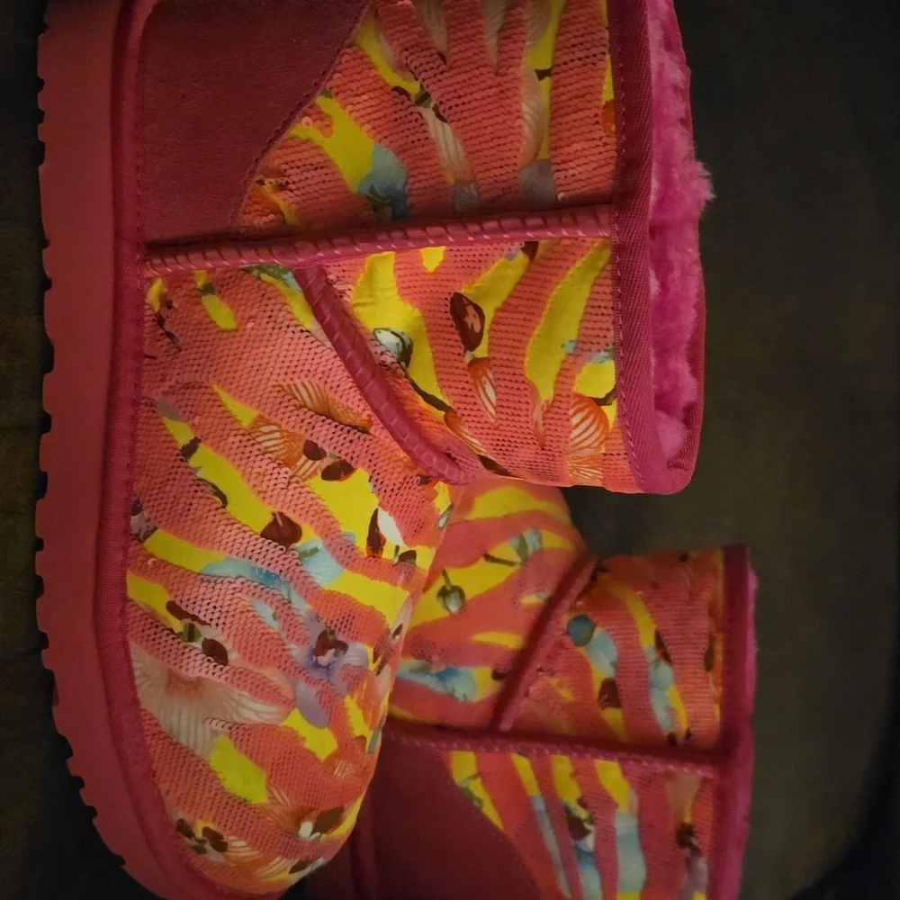 Womens Uggs - Picture 4 of 6
